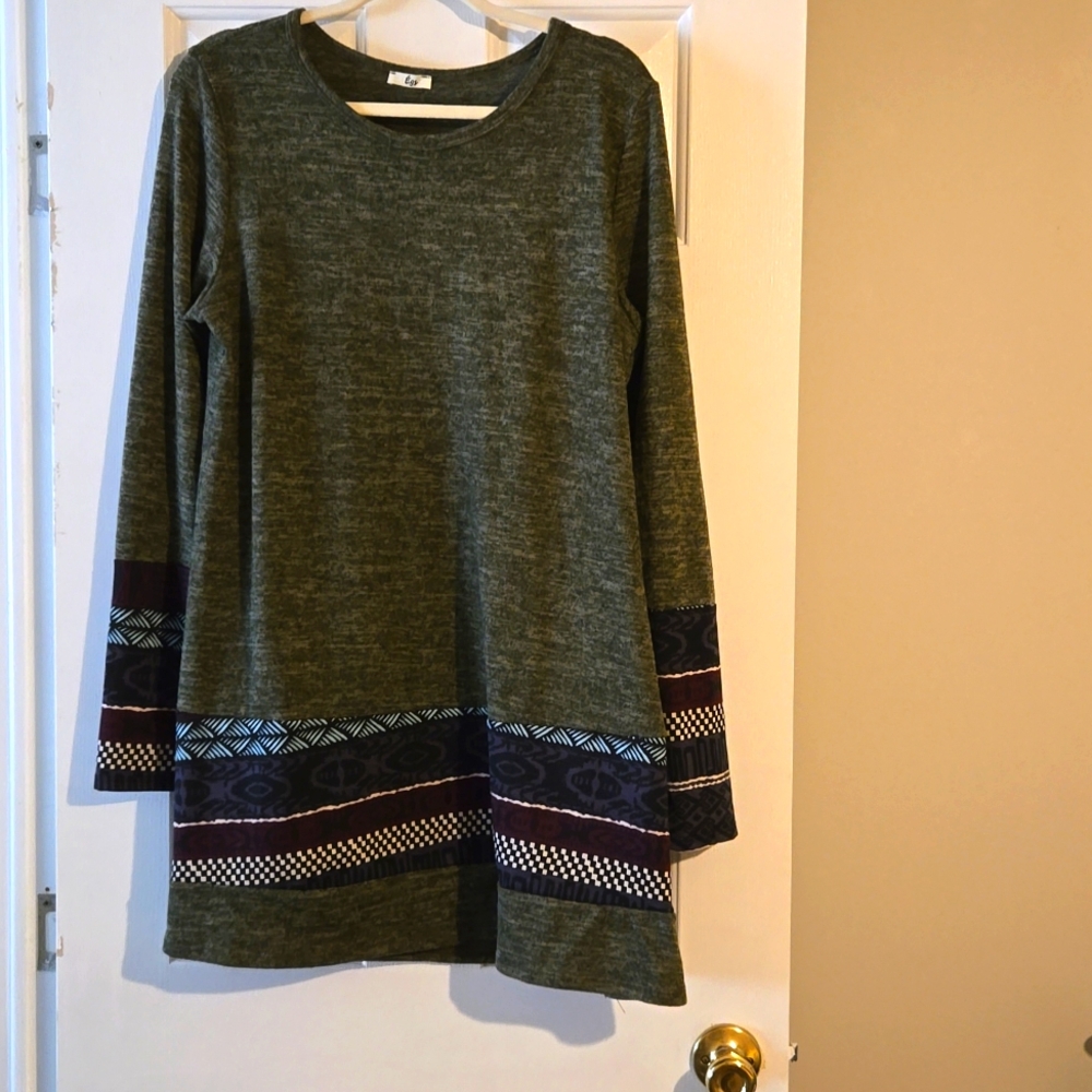 Womens Fall tunic style sweater. P2P is 22 in. Length is33.5 in